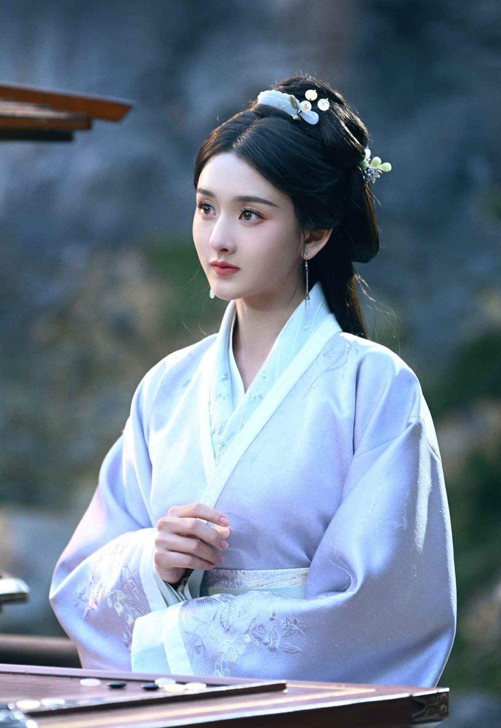 Netflix陸劇《折腰》女主宋祖兒「細白美腿」太誇張！和劉宇寧「折腰CP」都穿同品牌鞋！-3