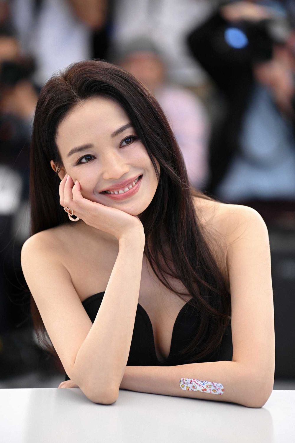 舒淇《狂野時代》坎城影展拿獎！戰袍批「BV訂製服、Qeelin珠寶」紅毯大殺四方！-2