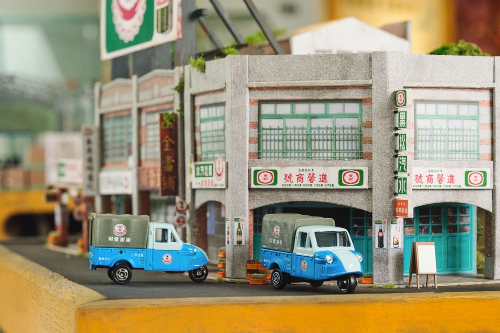 社群爆紅「迷你黑松自動販賣機」全家就買得到！可扭出三款飲料太療癒、黑松沙士捏捏球同步開賣！-1