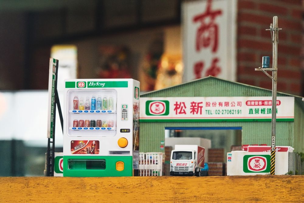 社群爆紅「迷你黑松自動販賣機」全家就買得到！可扭出三款飲料太療癒、黑松沙士捏捏球同步開賣！-3