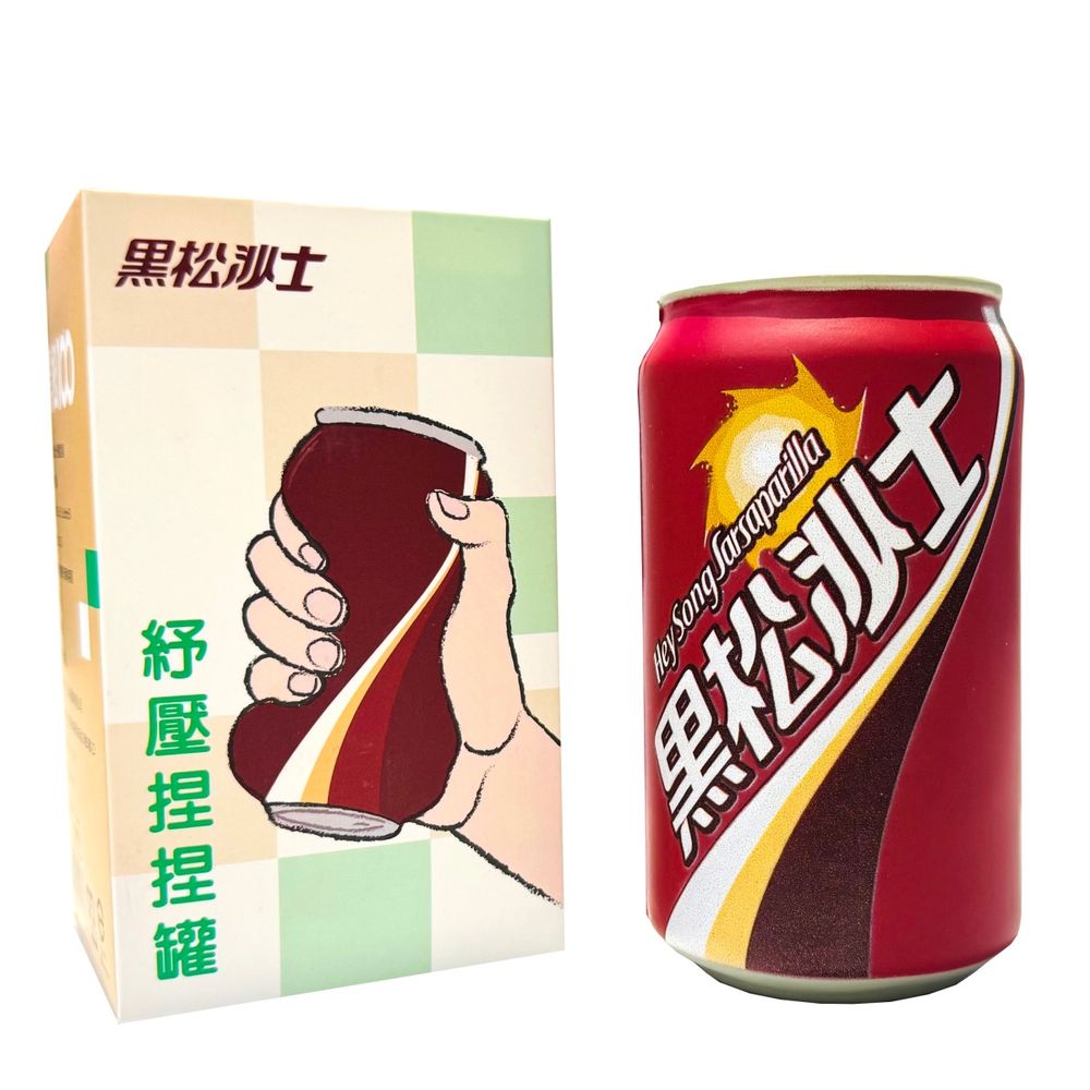社群爆紅「迷你黑松自動販賣機」全家就買得到！可扭出三款飲料太療癒、黑松沙士捏捏球同步開賣！-2