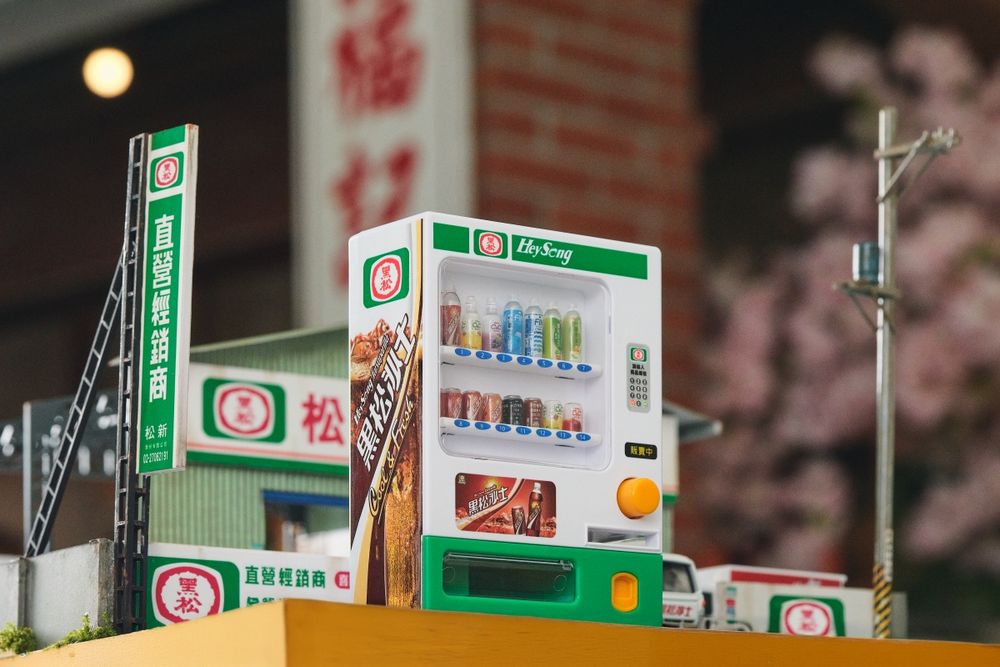 社群爆紅「迷你黑松自動販賣機」全家就買得到！可扭出三款飲料太療癒、黑松沙士捏捏球同步開賣！-5