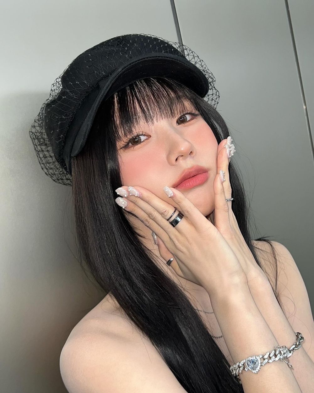 韓星舞台不脫妝「夏季4種定妝公式」蜜粉、定妝噴霧、粉底正確上法，再推最新2025定妝蜜粉新品！-9