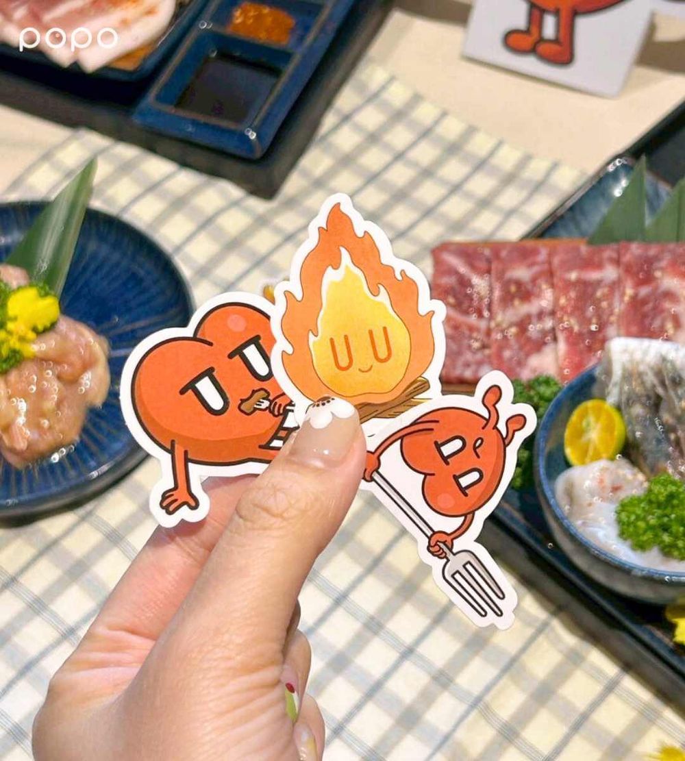 燒肉Smile跟Kurt Wu聯名了！限定厭世愛心+燒肉主題店裝太好拍、「這樣做」再送質感貼紙組！-3
