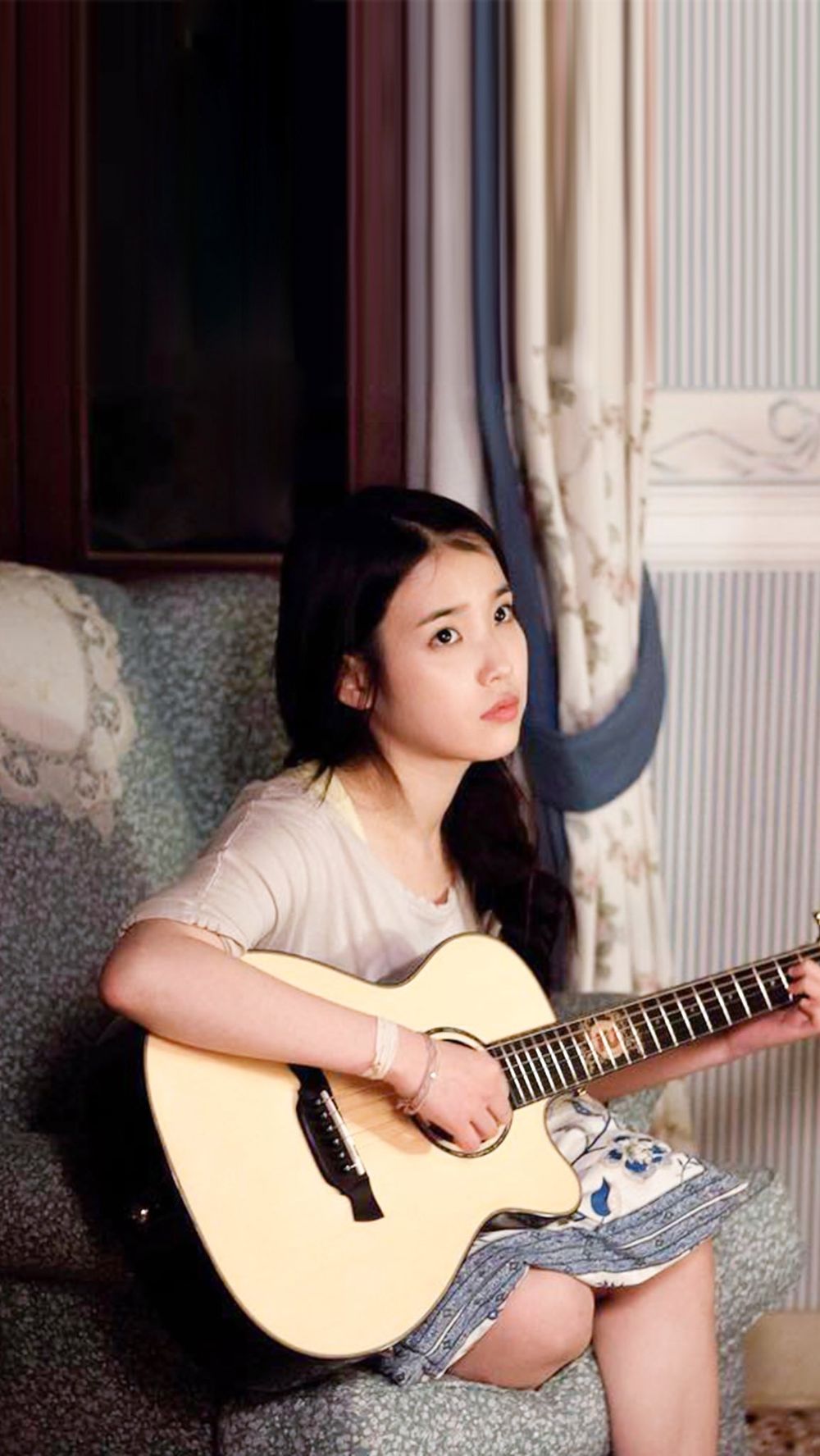 韓網公認6位樂器演奏超強的KPOP女偶像！Rosé、薇娟展現音樂天賦，IU獲封超全能音源女王！-6