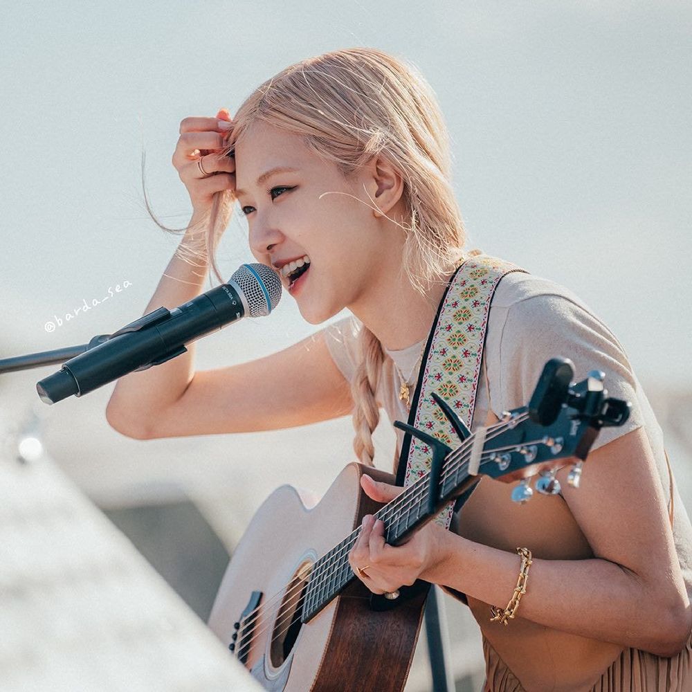 韓網公認6位樂器演奏超強的KPOP女偶像！Rosé、薇娟展現音樂天賦，IU獲封超全能音源女王！-11