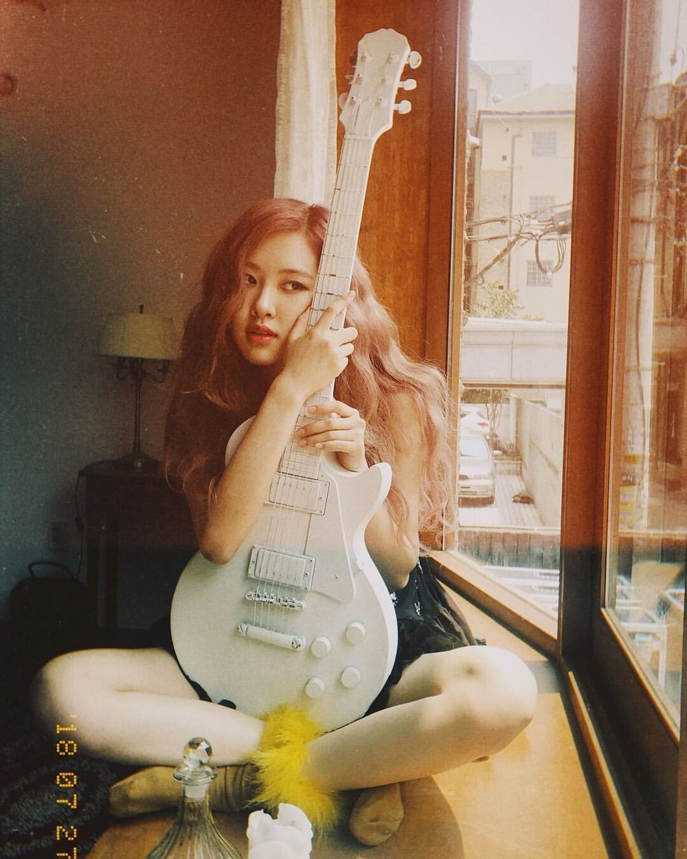 韓網公認6位樂器演奏超強的KPOP女偶像！Rosé、薇娟展現音樂天賦，IU獲封超全能音源女王！-10