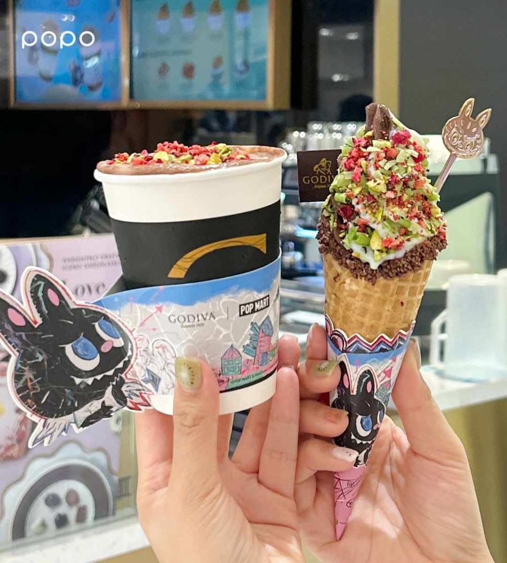 GODIVA跟泡泡瑪特聯名了！超濃「開心果巧克力霜淇淋」買就送LABUBU湯匙、巧克力奶昔也必喝！-2