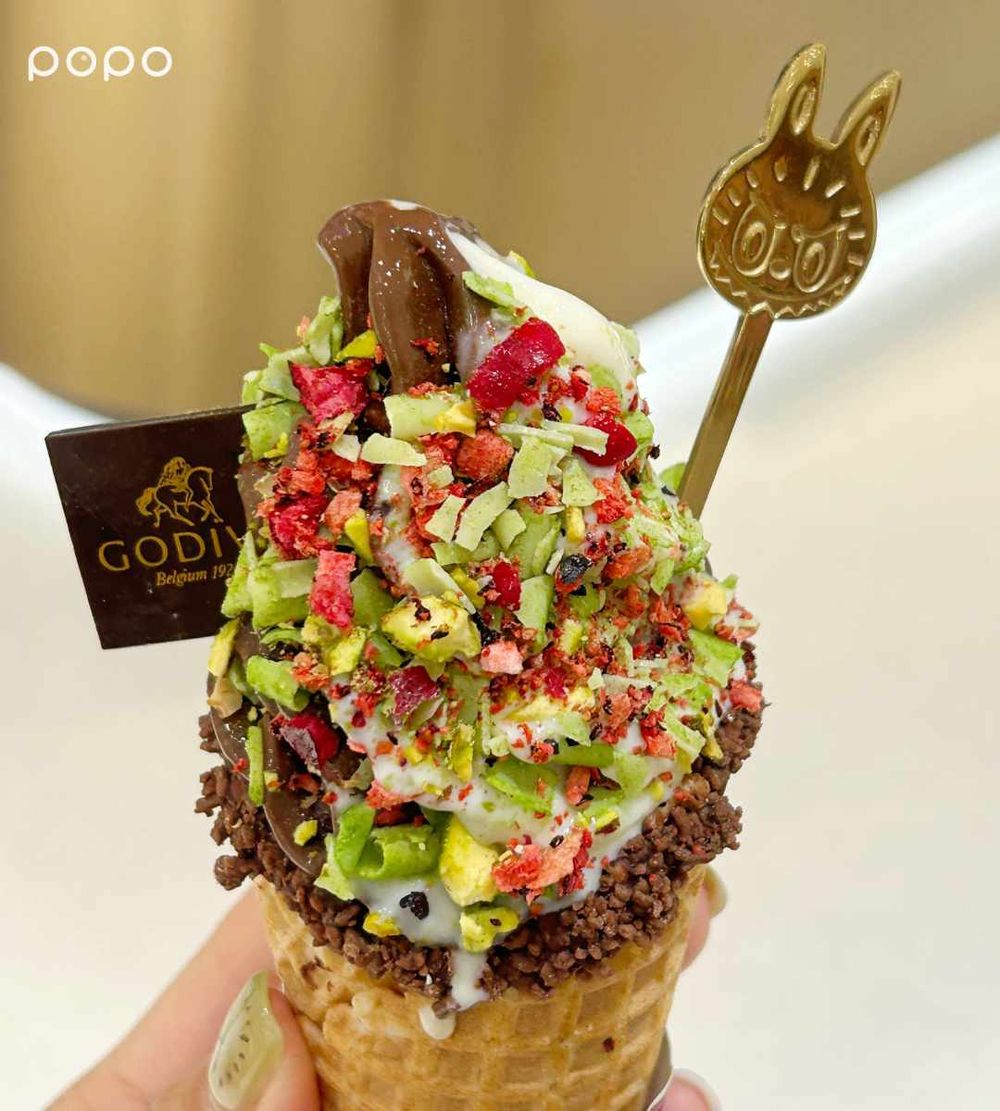 GODIVA跟泡泡瑪特聯名了！超濃「開心果巧克力霜淇淋」買就送LABUBU湯匙、巧克力奶昔也必喝！-6
