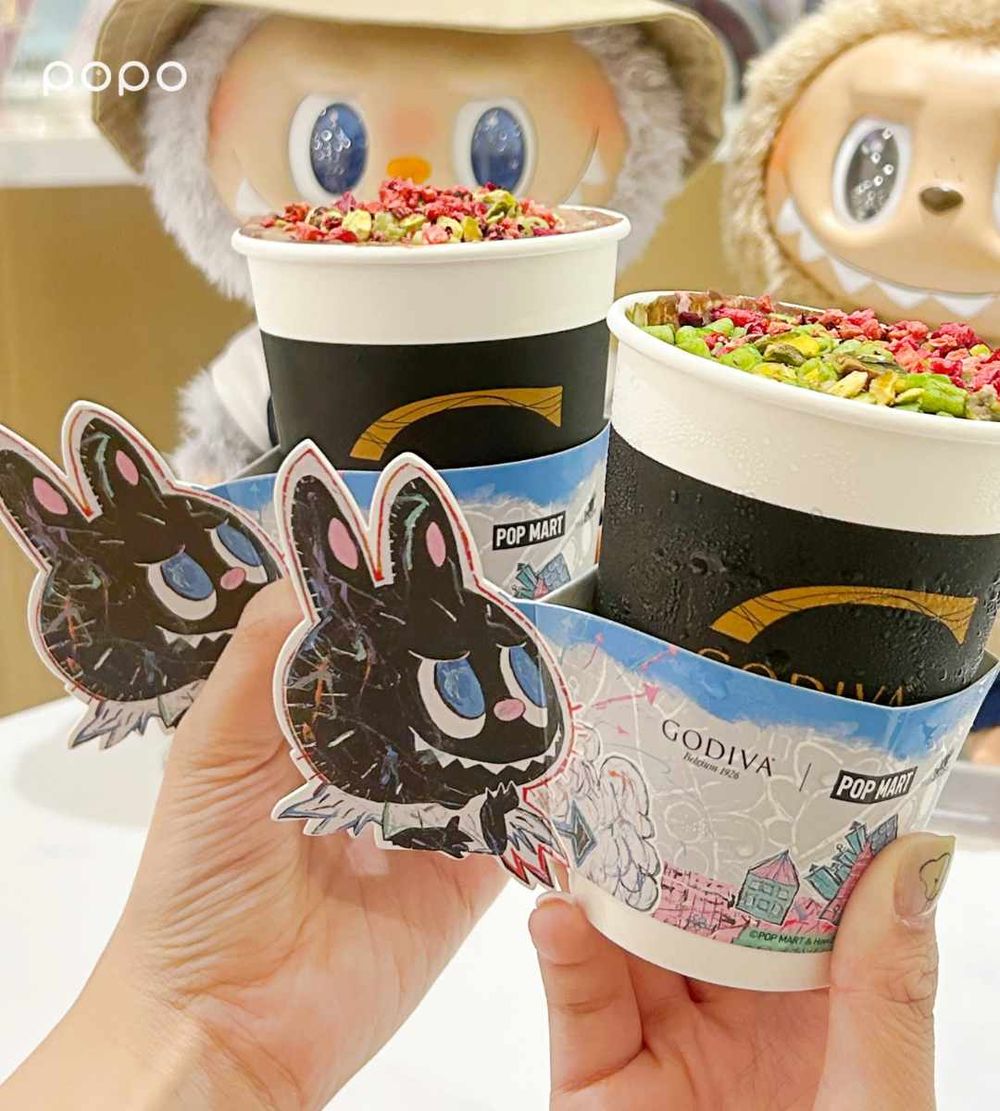 GODIVA跟泡泡瑪特聯名了！超濃「開心果巧克力霜淇淋」買就送LABUBU湯匙、巧克力奶昔也必喝！-3