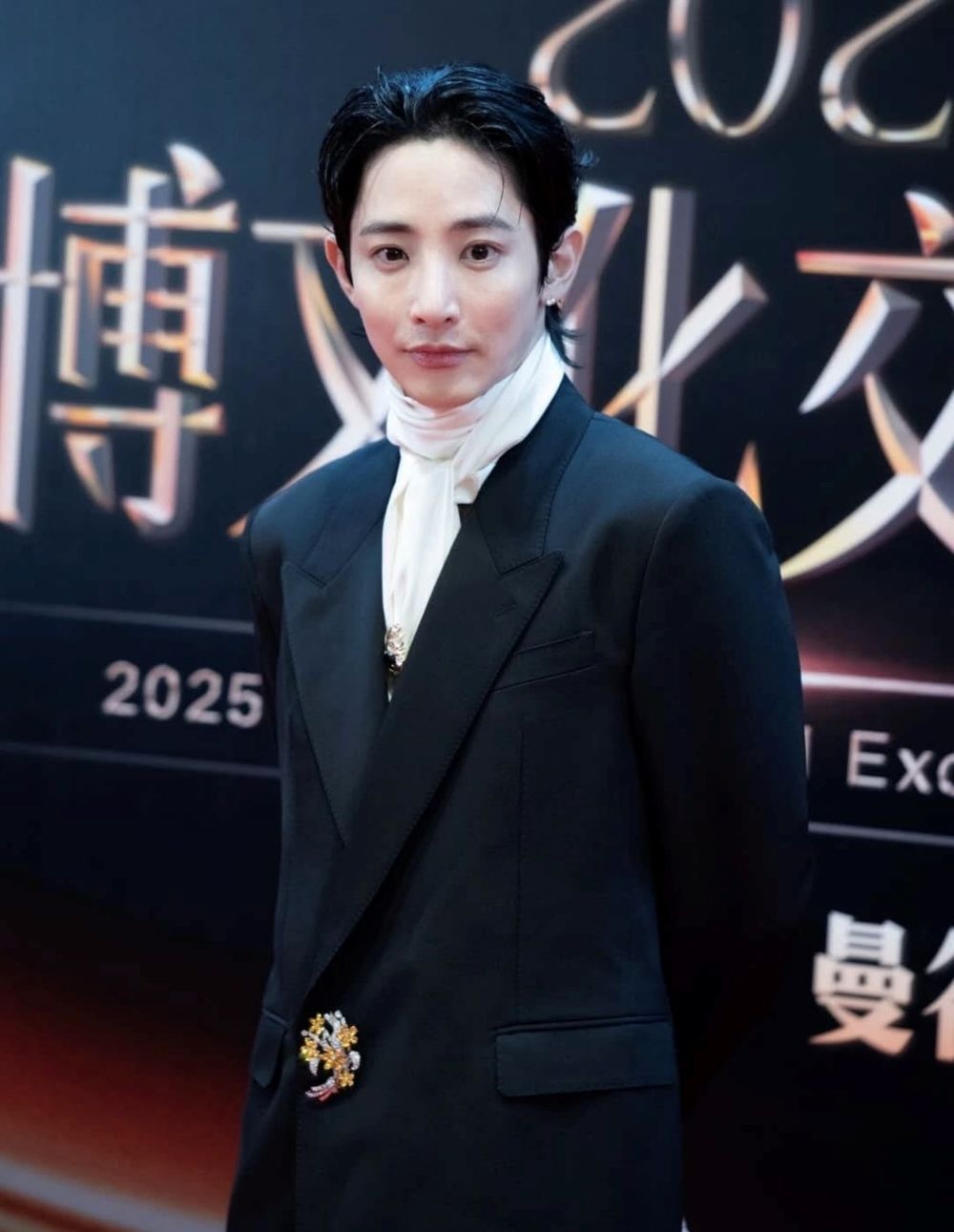 老公來了！李洙赫現身活動「非人類帥度」再現人間！眼神一對到就要石化！-4