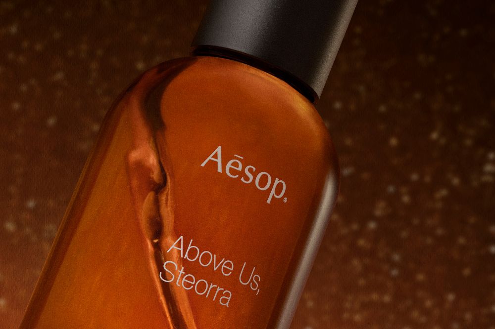 Aesop全新「蒼穹之上．引香水」登場！首款「辛香琥珀調」融入皮革、小荳蔻、香草莢，交織出甜潤而不膩的暖辛香味！-3