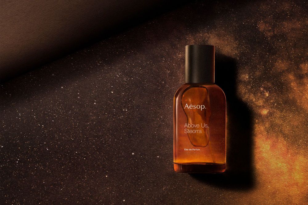 Aesop全新「蒼穹之上．引香水」登場！首款「辛香琥珀調」融入皮革、小荳蔻、香草莢，交織出甜潤而不膩的暖辛香味！-2