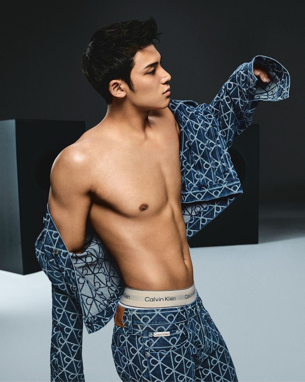克拉先跪謝CK！珉奎最新Calvin Klein廣告「高清腹肌」大尺度全露、比葉黃素還有用！-3