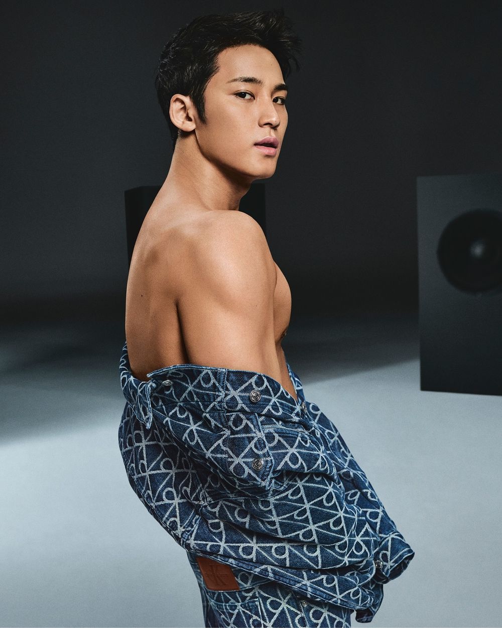 克拉先跪謝CK！珉奎最新Calvin Klein廣告「高清腹肌」大尺度全露、比葉黃素還有用！-2