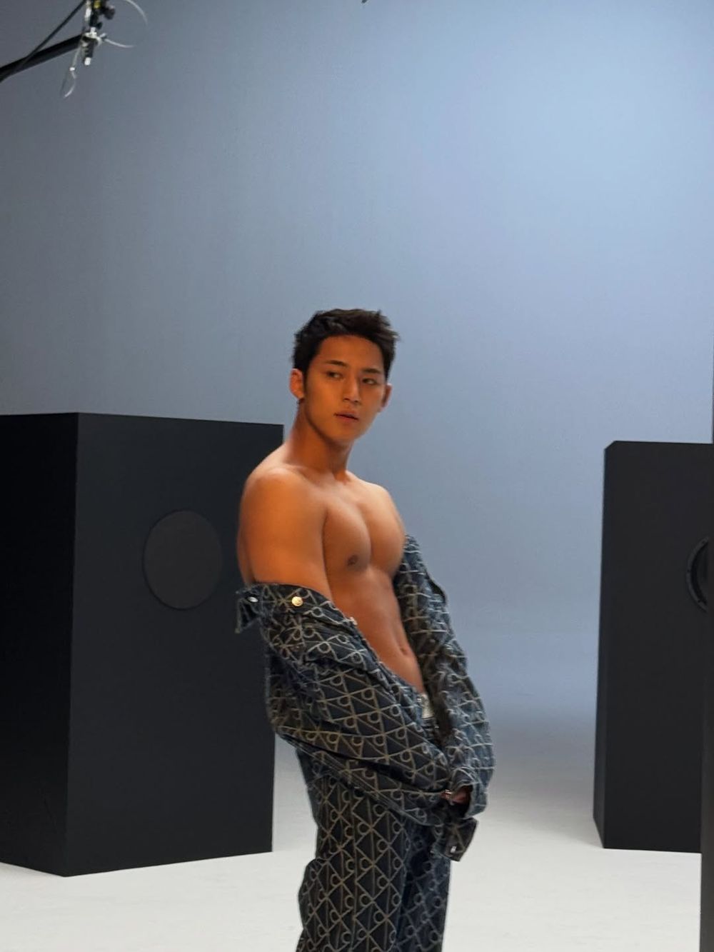 克拉先跪謝CK！珉奎最新Calvin Klein廣告「高清腹肌」大尺度全露、比葉黃素還有用！-10
