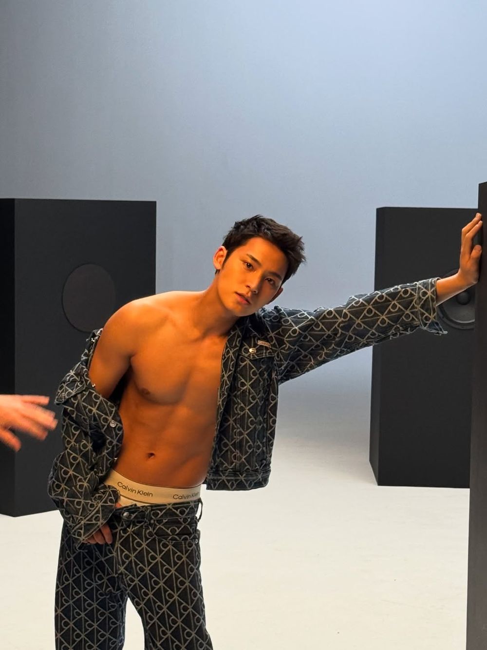 克拉先跪謝CK！珉奎最新Calvin Klein廣告「高清腹肌」大尺度全露、比葉黃素還有用！-11