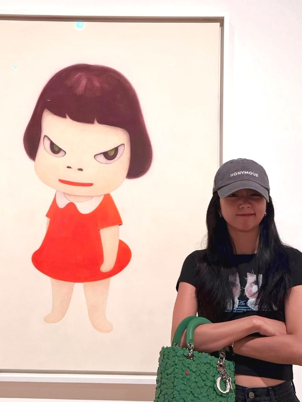 真不愧是受寵小公主！Jisoo倫敦曬美照手拎「DIOR幸運草包包」未上市就先擁有！-5