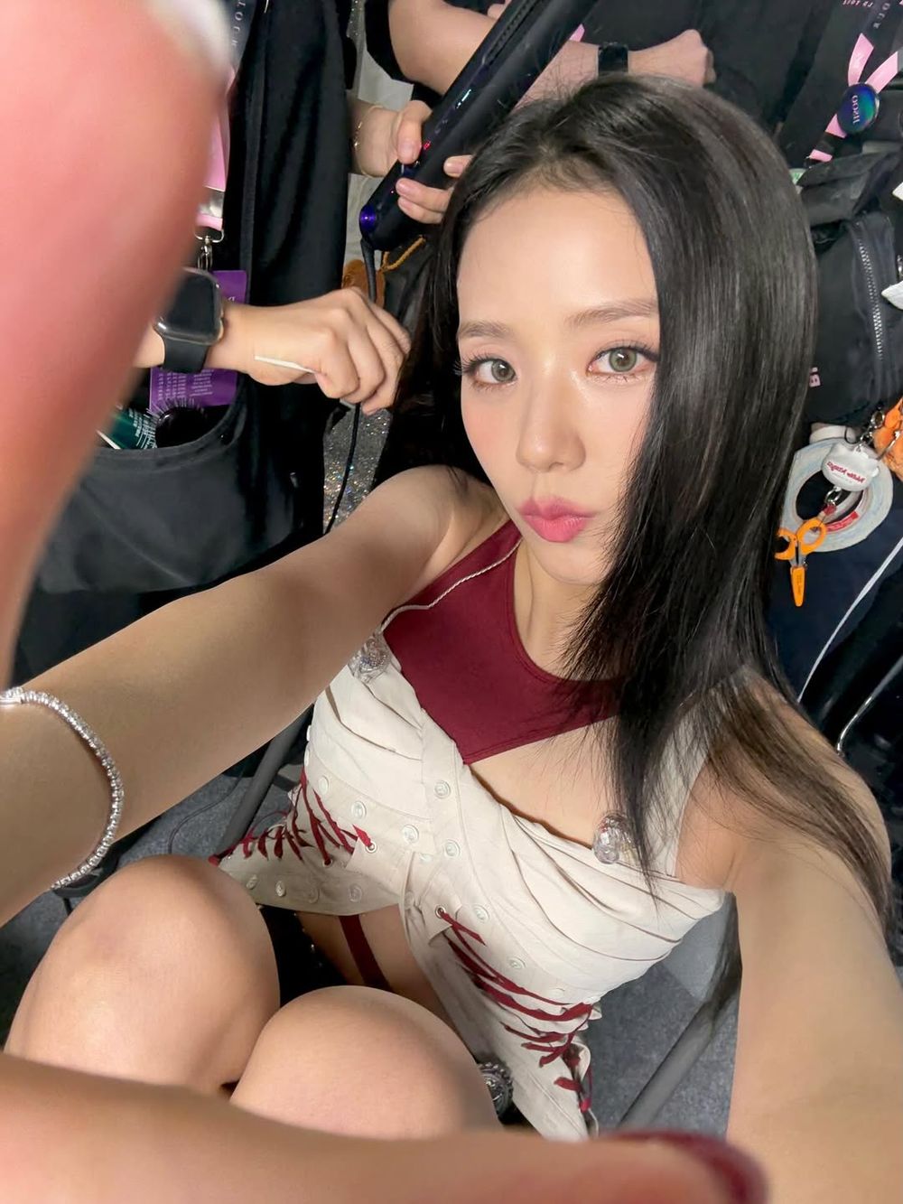 真不愧是受寵小公主！Jisoo倫敦曬美照手拎「DIOR幸運草包包」未上市就先擁有！-2