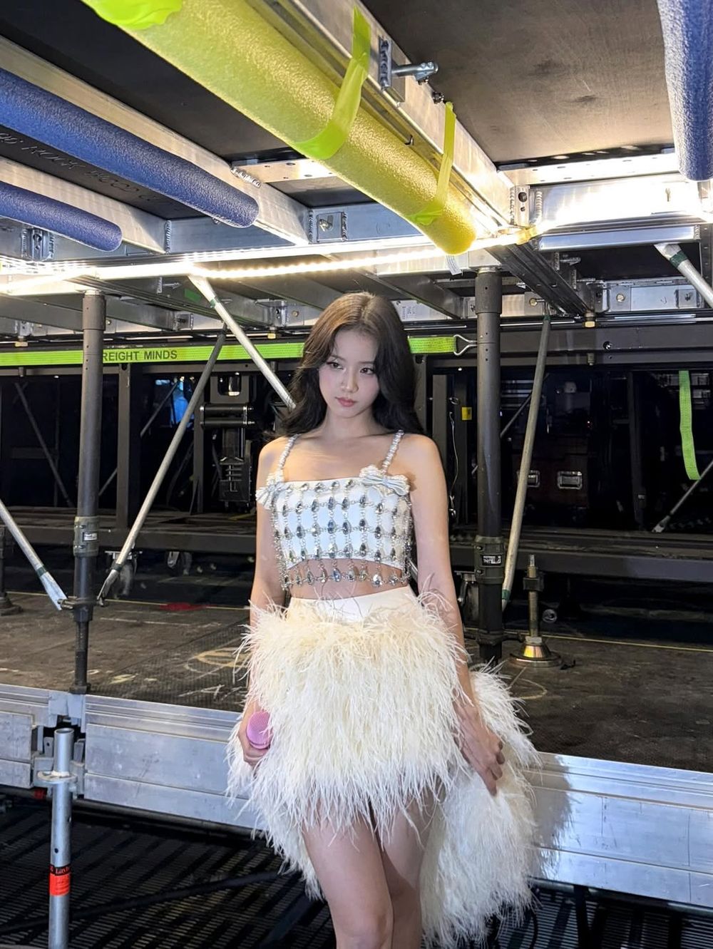 self-portrait專寵Jisoo！世巡送上3套「全白訂製戰袍」根本是仙女一樣的存在！-3