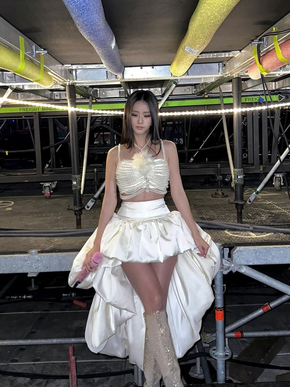 self-portrait專寵Jisoo！世巡送上3套「全白訂製戰袍」根本是仙女一樣的存在！-5