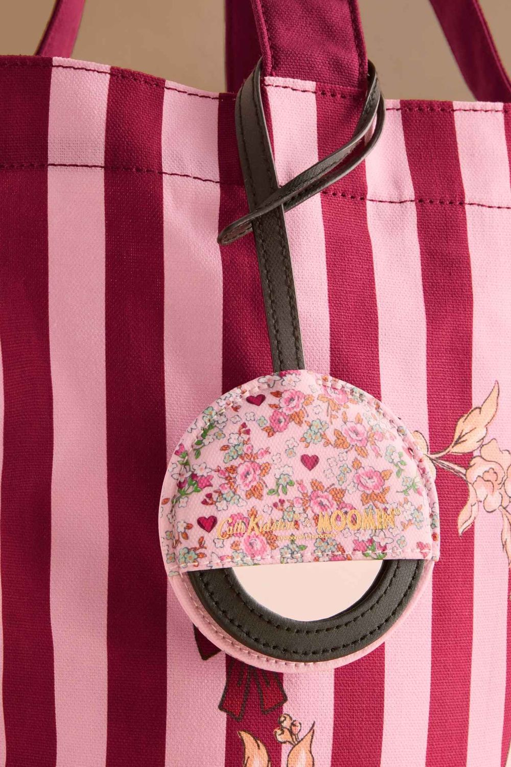 Cath Kidston真的很會聯名！姆明家族「嚕嚕米托特包、票夾、短夾」通通超可愛！-5