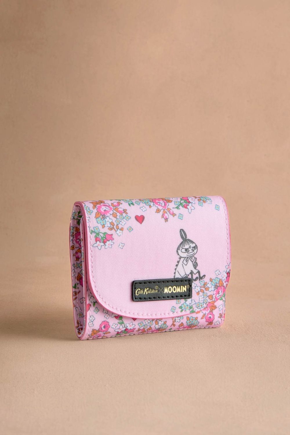 Cath Kidston真的很會聯名！姆明家族「嚕嚕米托特包、票夾、短夾」通通超可愛！-2