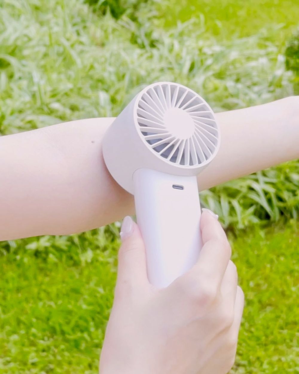 2025夏季必買3大手持風扇推薦！無印良品迷你風扇日妞也掃貨、「這款」風扇還有冰敷功能太消暑！-6