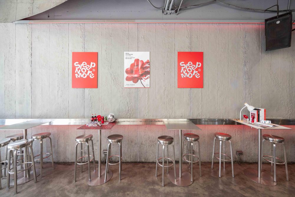 夜貓族必去限定快閃！資生堂小紅瓶跨界聯名Sleep No More Cafe，買聯名特調飲品、免費送「熬夜發光保養禮」！-3