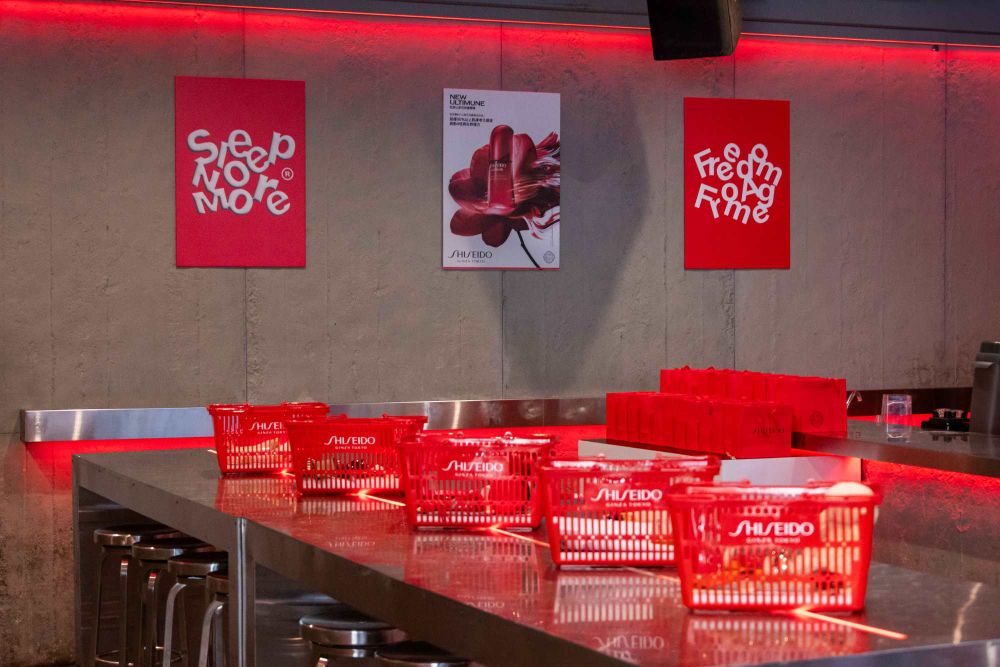 夜貓族必去限定快閃！資生堂小紅瓶跨界聯名Sleep No More Cafe，買聯名特調飲品、免費送「熬夜發光保養禮」！-4