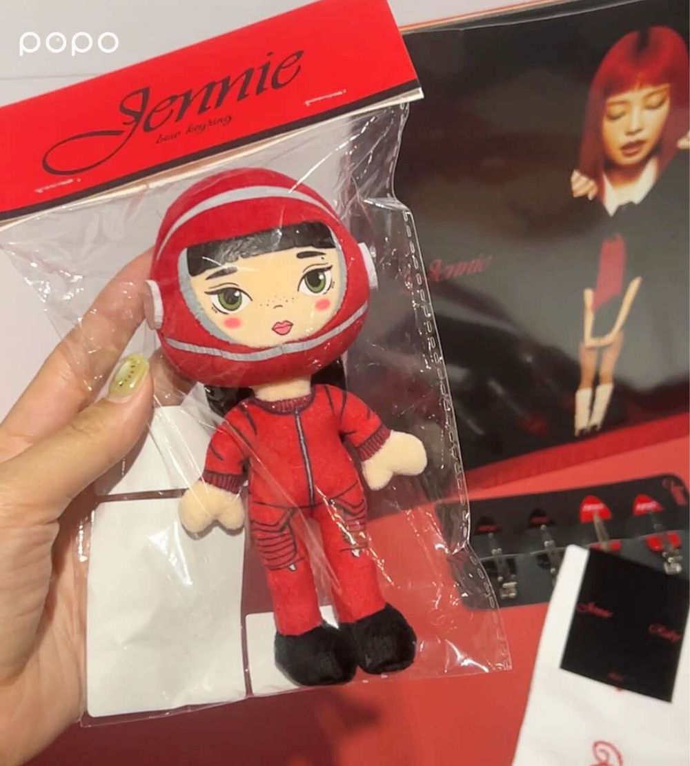 JENNIE快閃店限時四天來台！紅寶石色調空間太好拍、「公仔鑰匙圈」必買周邊價格&滿額贈一次看！-6