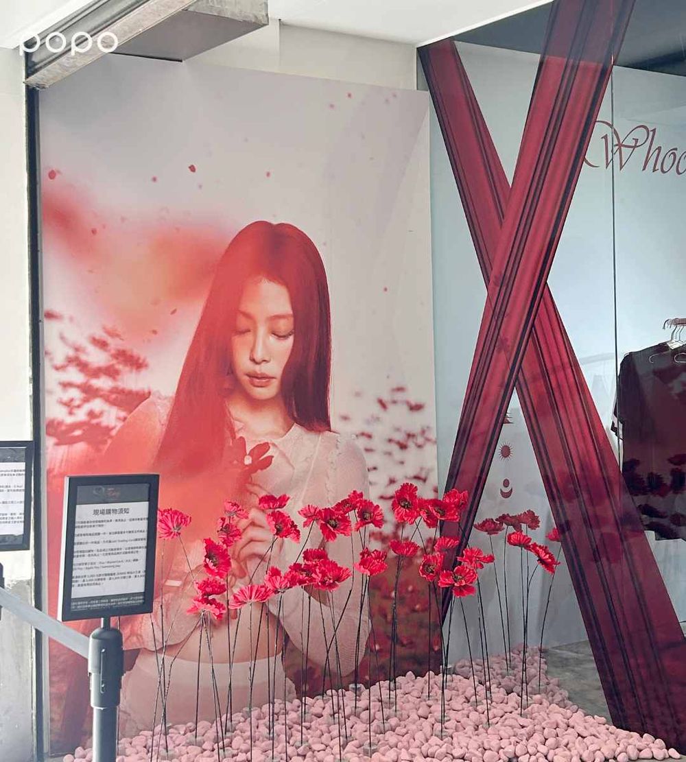 JENNIE快閃店限時四天來台！紅寶石色調空間太好拍、「公仔鑰匙圈」必買周邊價格&滿額贈一次看！-4