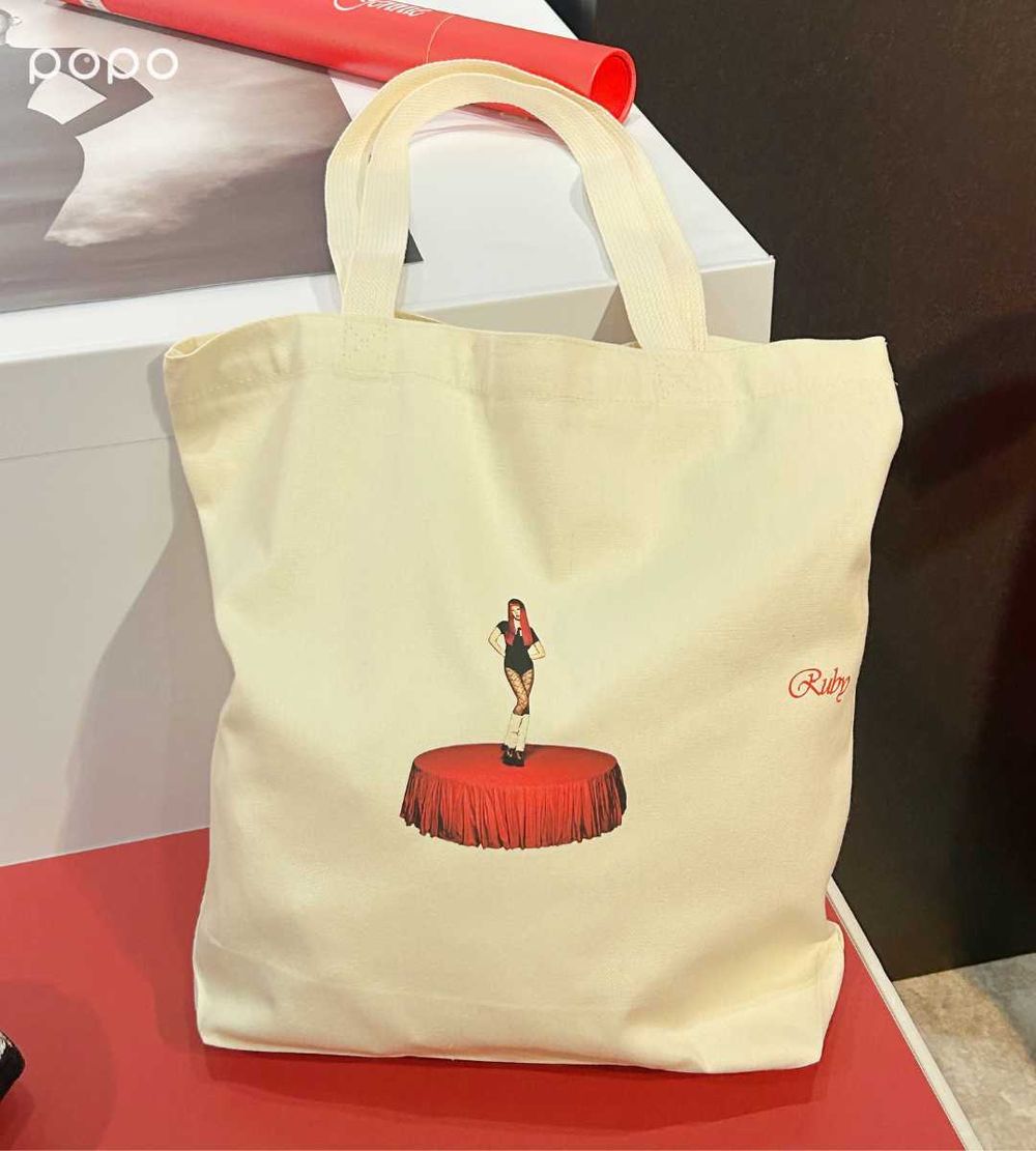 JENNIE快閃店限時四天來台！紅寶石色調空間太好拍、「公仔鑰匙圈」必買周邊價格&滿額贈一次看！-9