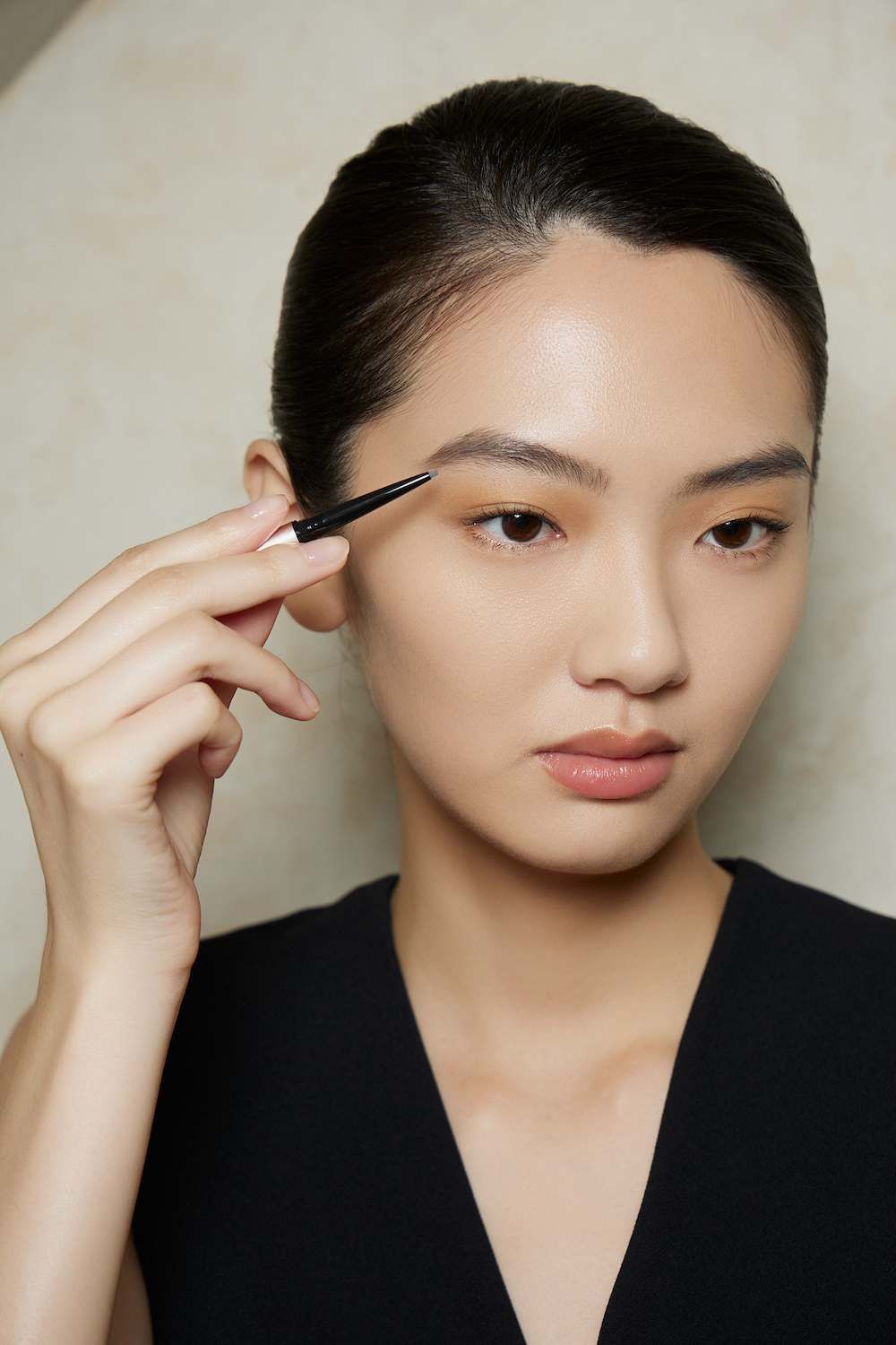 底妝界的冰美式！RMK全新「完美無瑕粉底液PLUS」，一抹細膩融膚，用「輕彈手法」讓立體部位更明亮、輪廓更深邃！-15