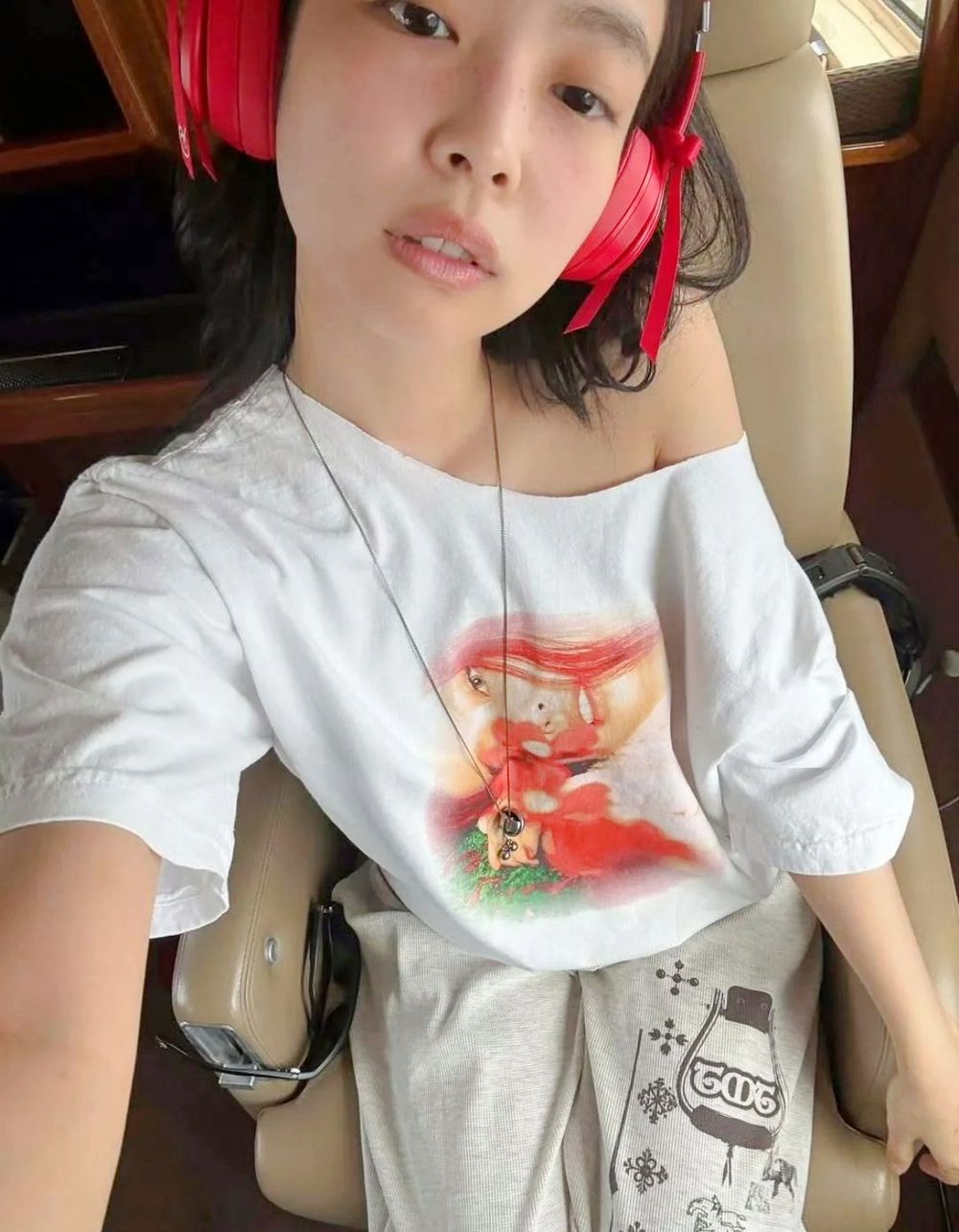 金珍妮又來搶錢！Beats×Jennie聯名「紅寶石耳罩式耳機」曝光、還有蝴蝶結設計太可愛！-3