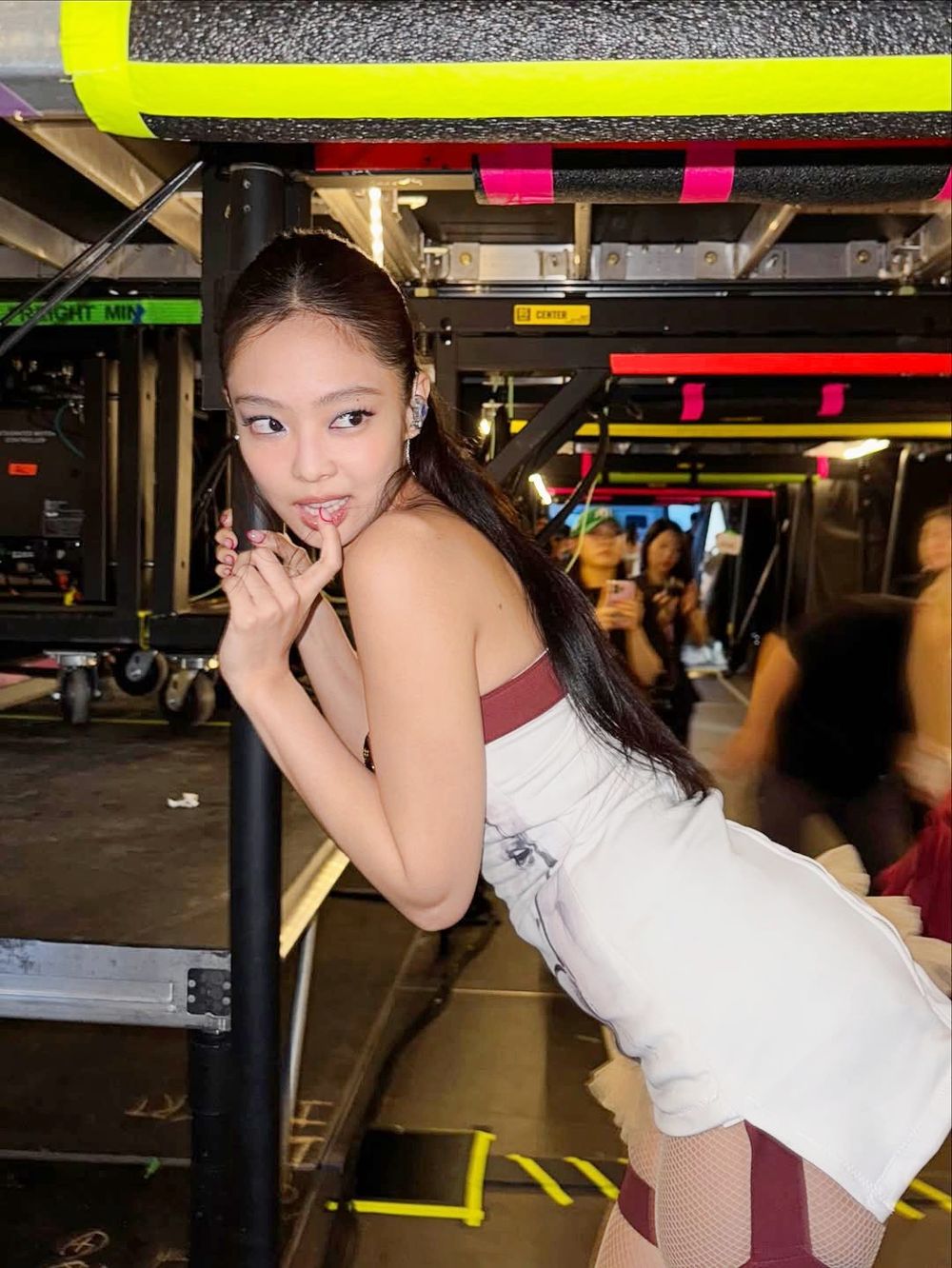 金珍妮又來搶錢！Beats×Jennie聯名「紅寶石耳罩式耳機」曝光、還有蝴蝶結設計太可愛！-4