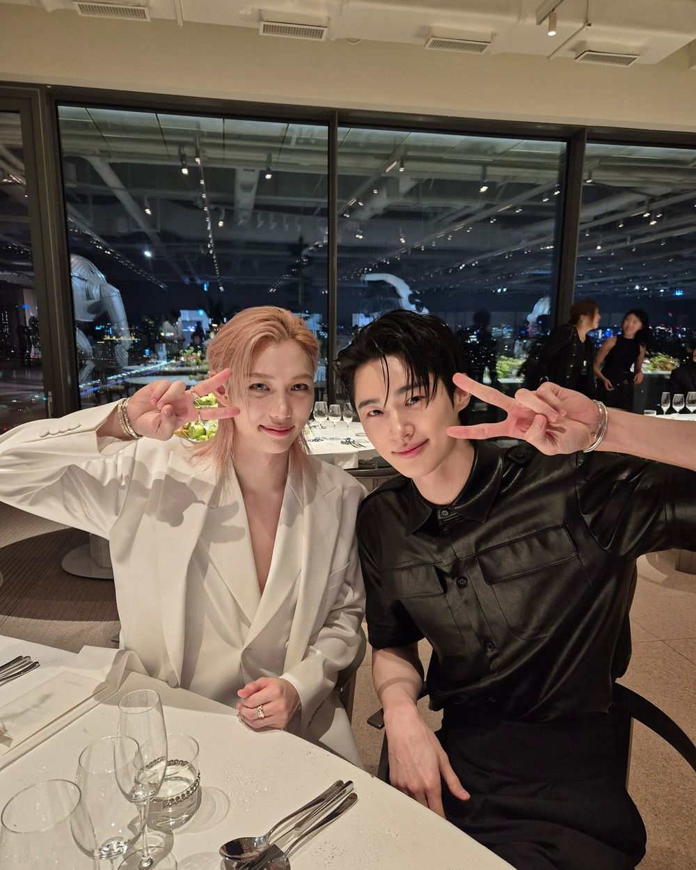 是哪個品牌把他們都找來了？！Felix、卡寶、邊佑錫現身聖水洞HAUS NOWHERE開幕活動！-8