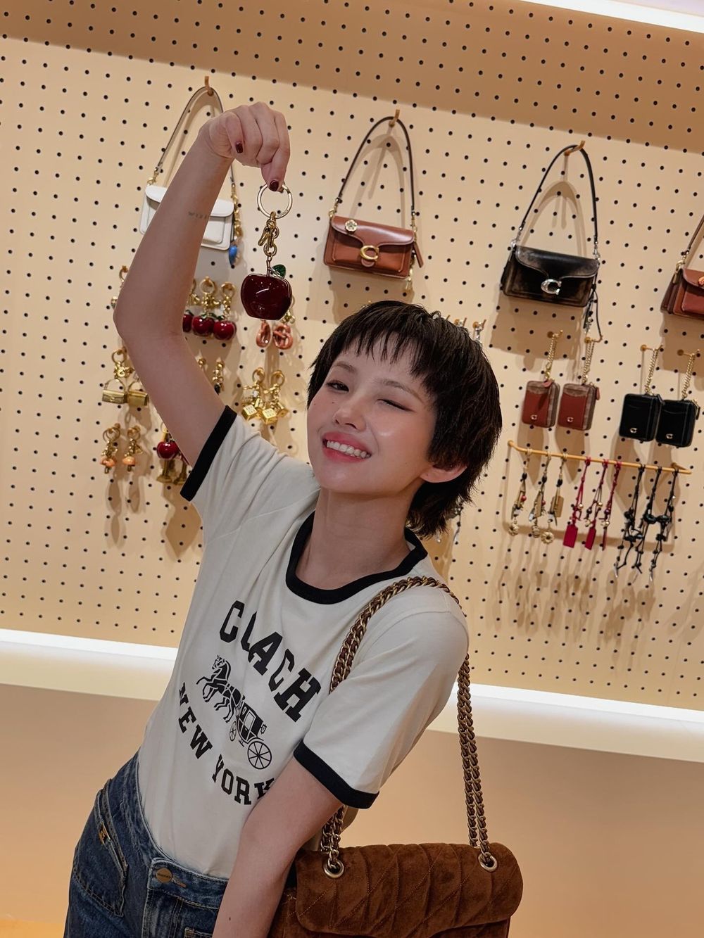 COACH出手了！簽下i-dle田小娟為品牌大使！娟總身價再飆漲、只要她揹過的包就爆賣！-7