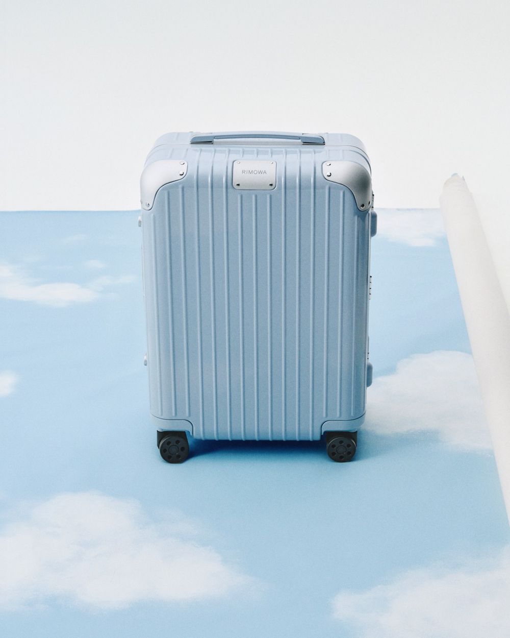 美到想立刻訂機票！Rimowa全新限定「天空寶寶藍」太夢幻！絕對是出國神隊友！-4
