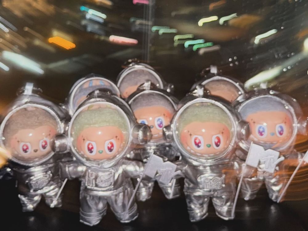 比獎盃還值得收藏？！VMAs頒獎典禮限定「太空人LABUBU公仔」可愛爆炸、連Rosé都狂拿著拍照！-2