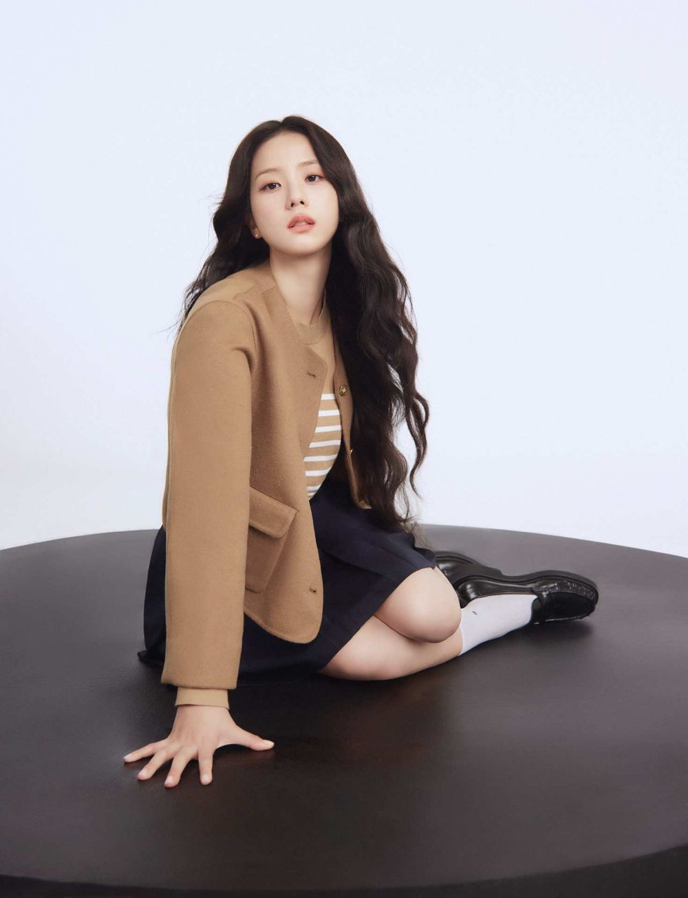 最會穿短裙的女神來了！JISOO最新TOMMY廣告照「高清美貌」根本是女大生吧！-6