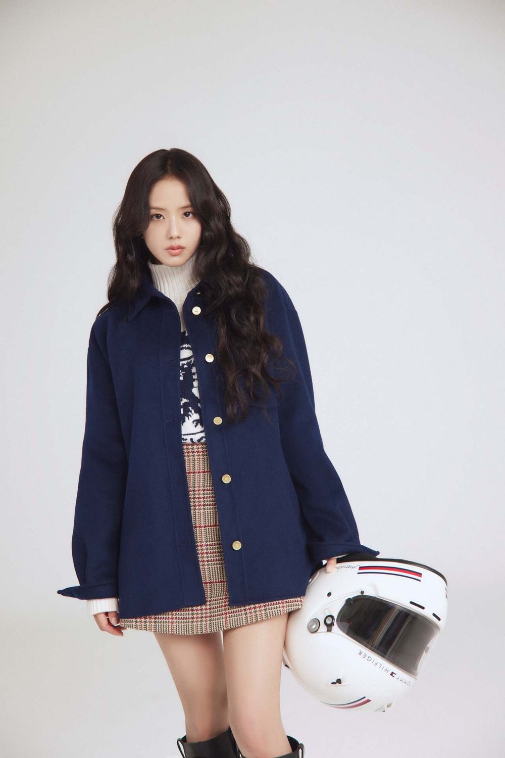 最會穿短裙的女神來了！JISOO最新TOMMY廣告照「高清美貌」根本是女大生吧！-9