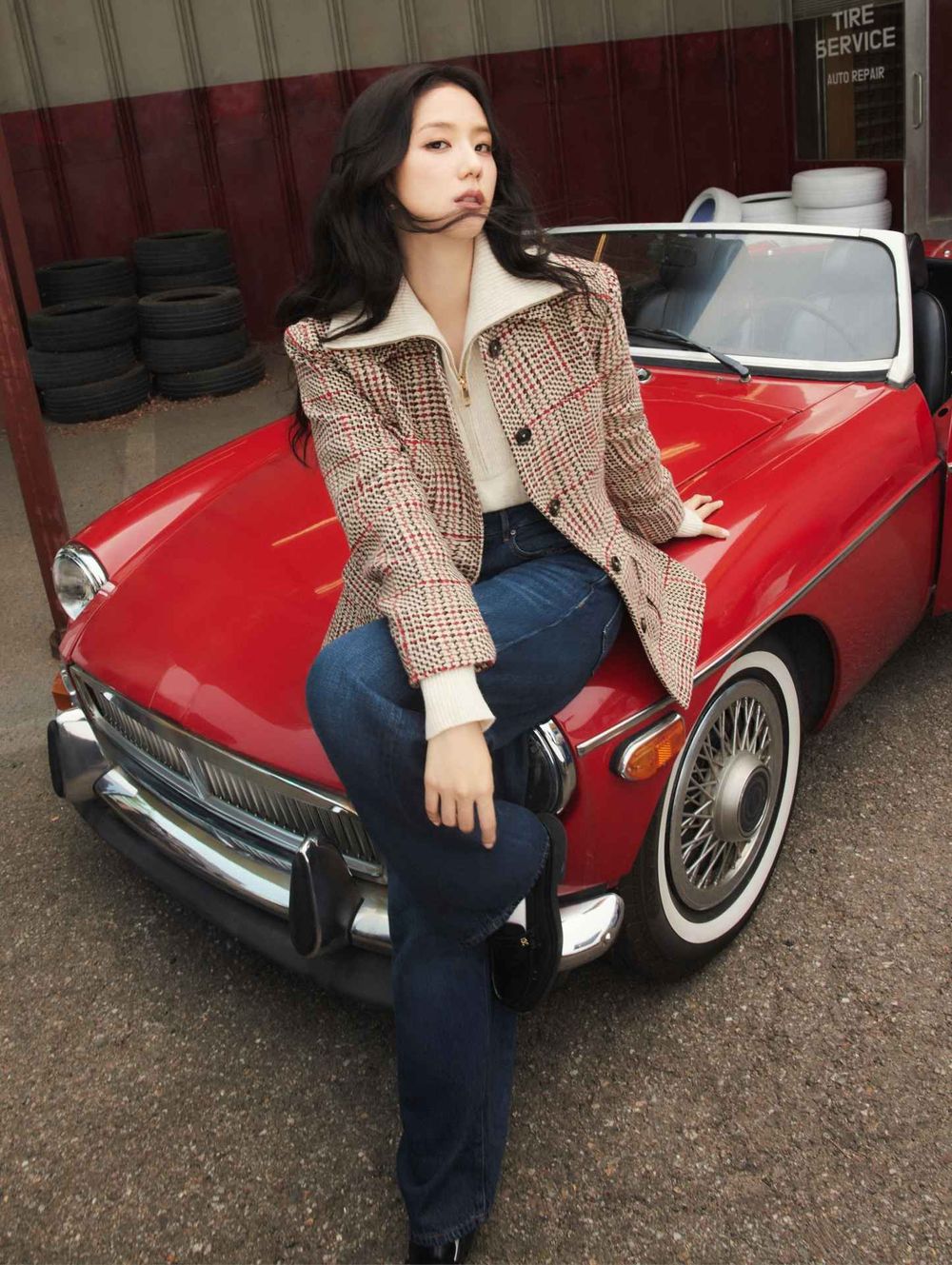 最會穿短裙的女神來了！JISOO最新TOMMY廣告照「高清美貌」根本是女大生吧！-2