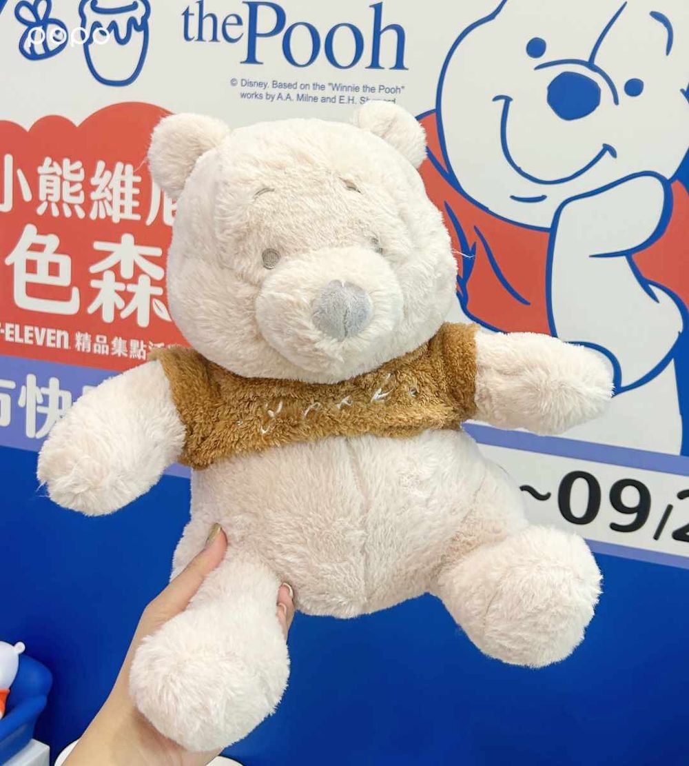 7-11最新加購小物是小熊維尼！超可愛「奶茶維尼玩偶、雨衣跳跳虎吊飾、電腦包」全都太想買！-9