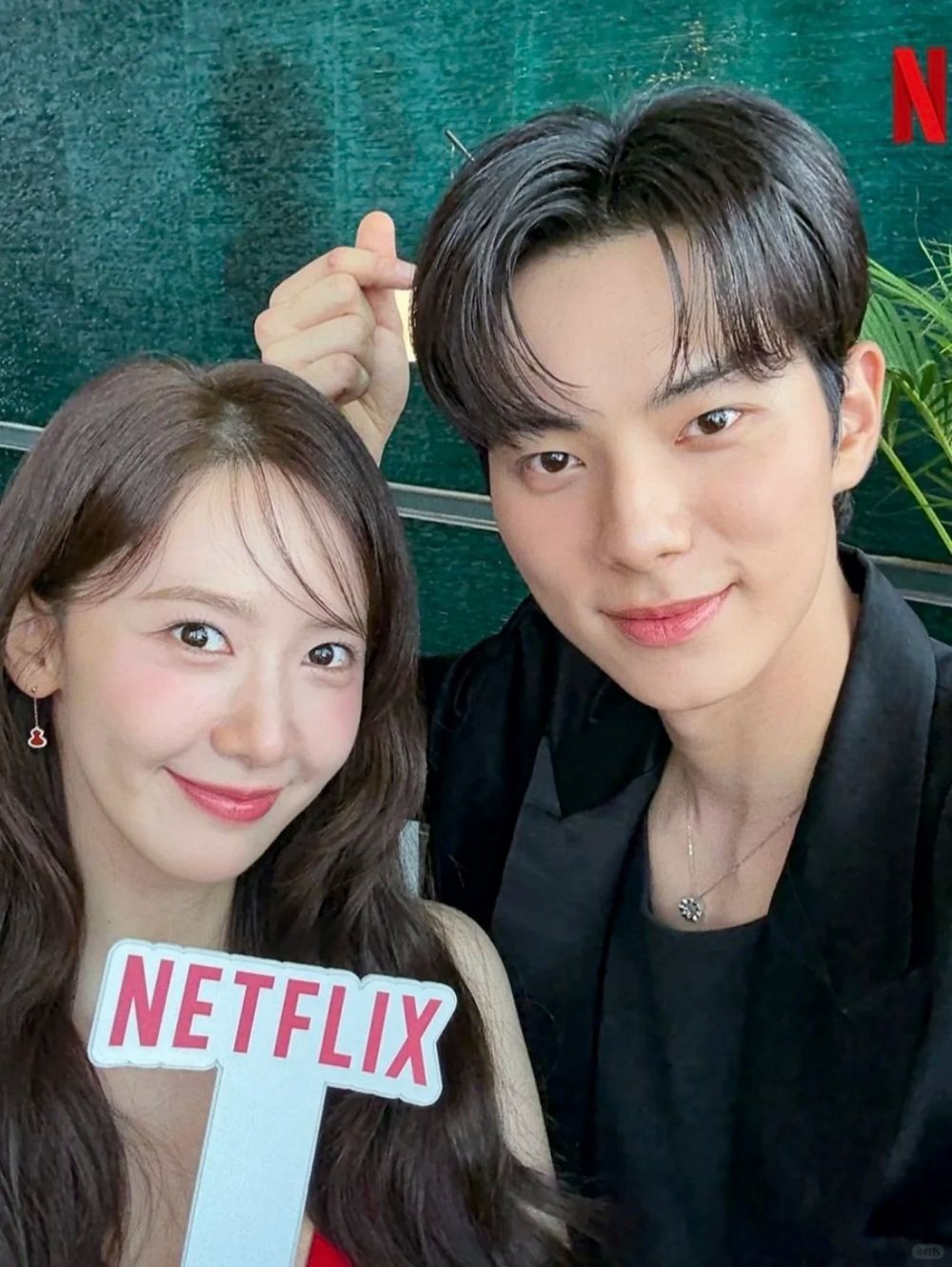 潤娥小臉的秘密找到了！Netflix《暴君的廚師》男主李彩玟和「本命女神」當同事、笑意藏不住！-3