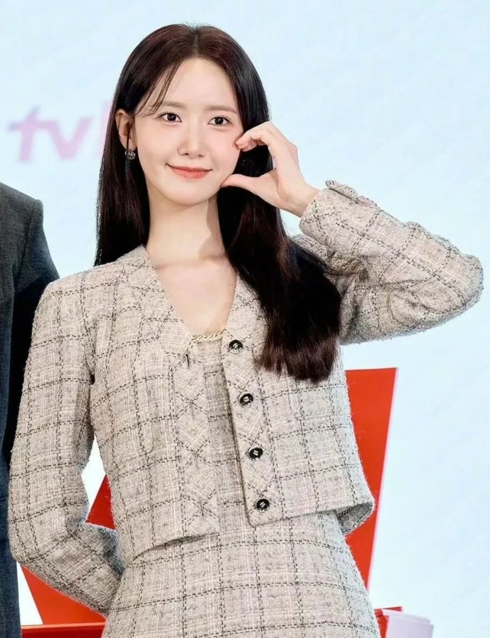 潤娥小臉的秘密找到了！Netflix《暴君的廚師》男主李彩玟和「本命女神」當同事、笑意藏不住！-6