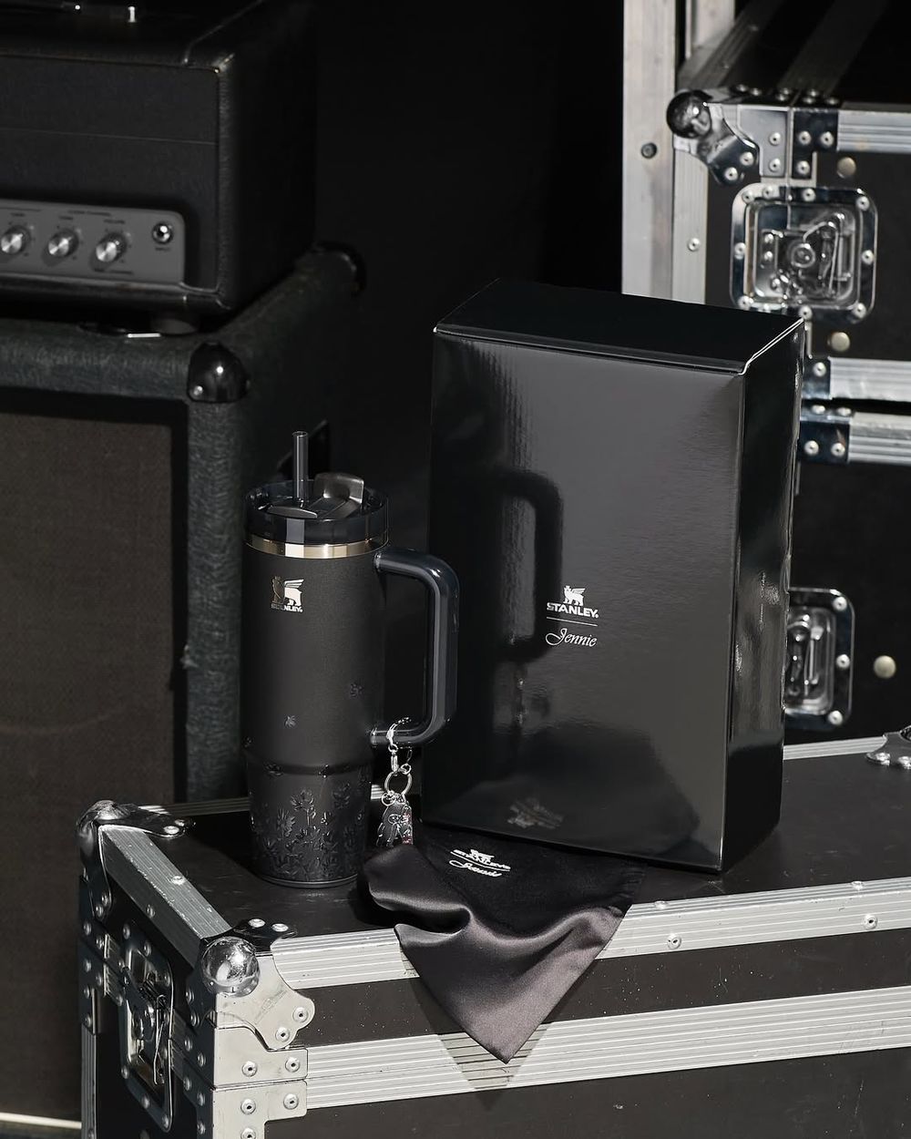 Jennie跟STANLEY水杯聯名了！黑色浮雕花朵設計+卡皮巴拉妮吊飾超可愛、價格開賣日期一次看！-11