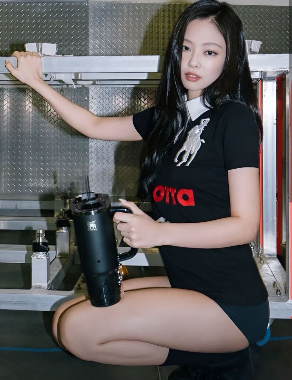 Jennie跟STANLEY水杯聯名了！黑色浮雕花朵設計+卡皮巴拉妮吊飾超可愛、價格開賣日期一次看！-3