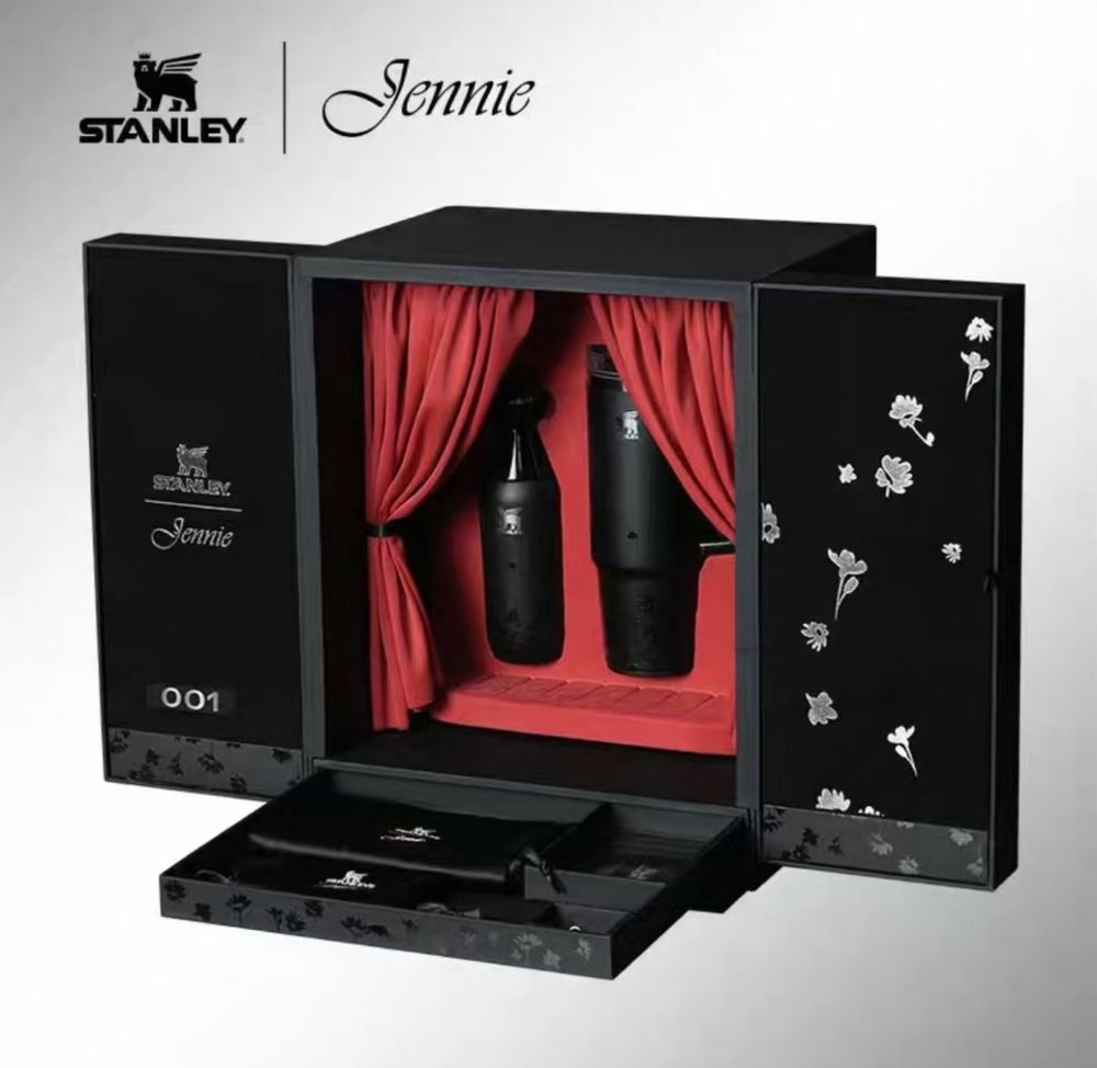 Jennie跟STANLEY水杯聯名了！黑色浮雕花朵設計+卡皮巴拉妮吊飾超可愛、價格開賣日期一次看！-4