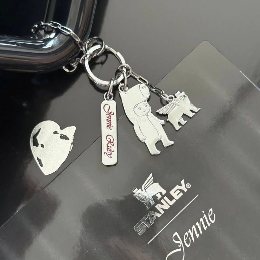 Jennie跟STANLEY水杯聯名了！黑色浮雕花朵設計+卡皮巴拉妮吊飾超可愛、價格開賣日期一次看！-2